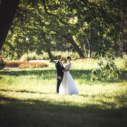 Sesja plenerowa pary ślubnej w sycowskim parku