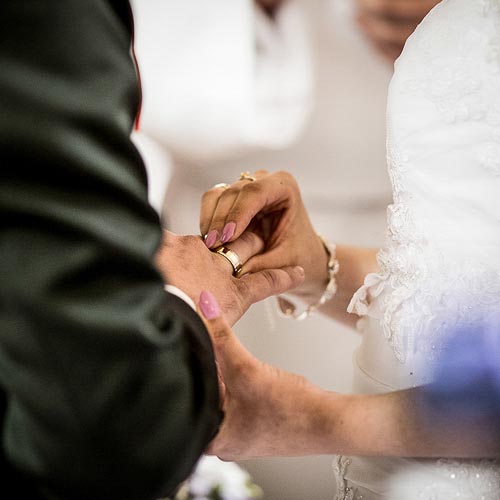 Para młoda wkłada obrączki podczas ślubowania