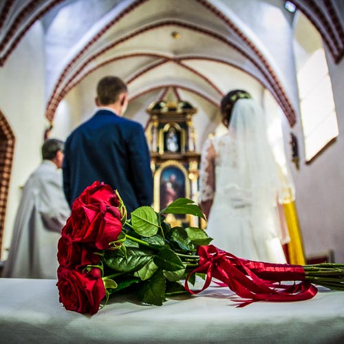 Kwiaty weselne, ślub w kościele w bralinie