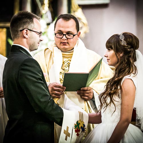 Para młoda podczas ślubowania w kościele w Bralinie