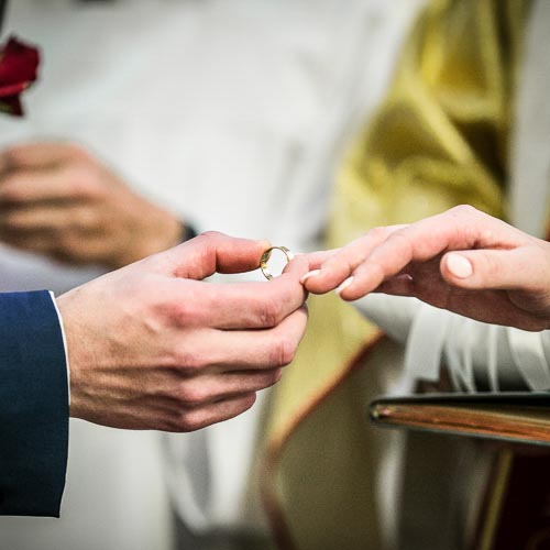 Zakładanie obrączki podczas ślubowania